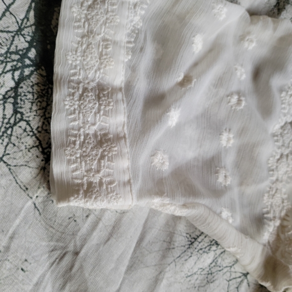 Embroidered white blouse - Picture 3 of 4